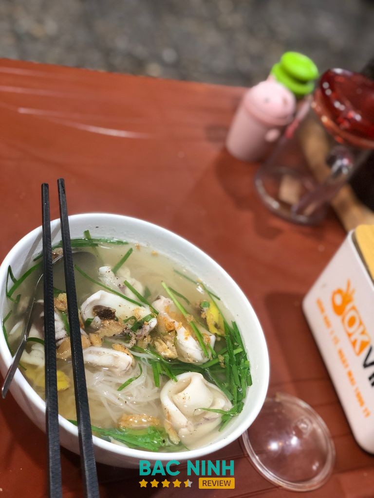 Không gian và món ăn tại Hủ Tiếu Bún Riêu Bánh Mỳ Chảo Bắc Ninh
