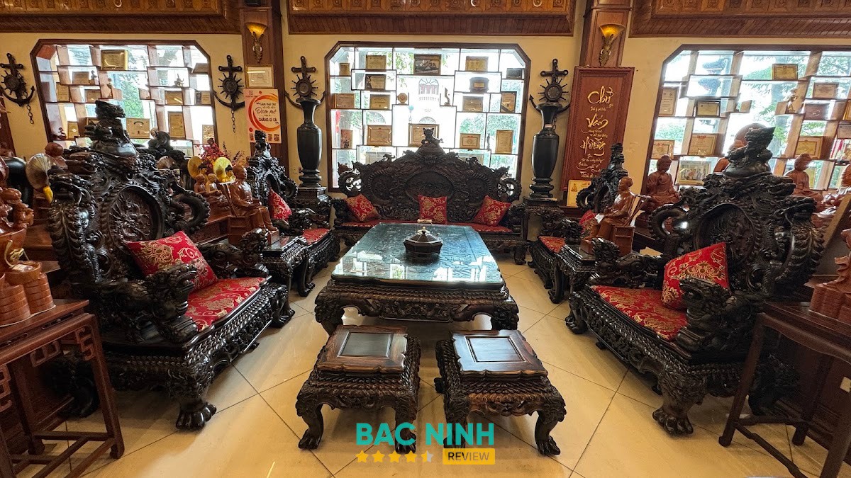 Không gian trưng bày đồ gỗ Hướng Mai